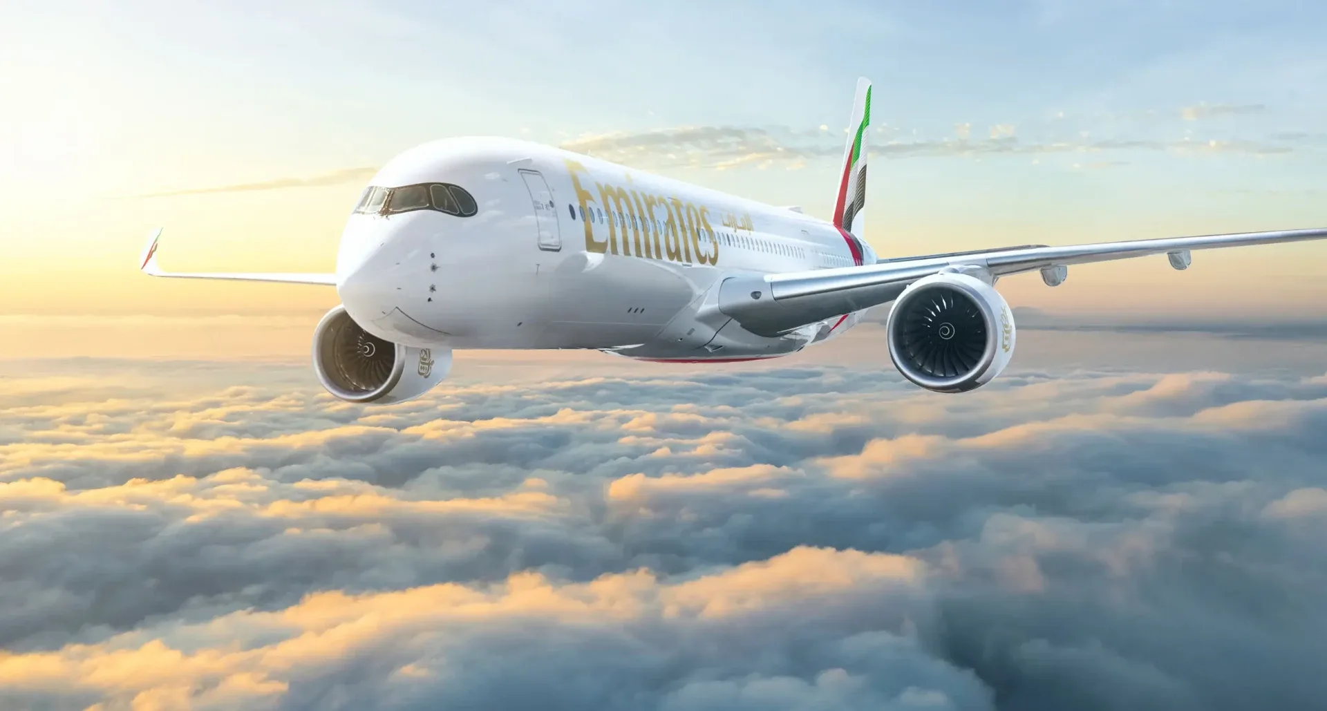 Emiratesin Airbus A350 pilvien yllä